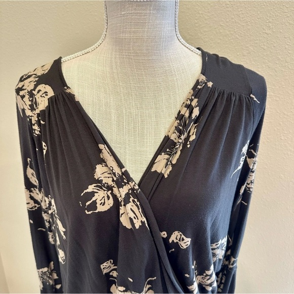 Free People Fiona Bell Sleeve Surplice Tie Waist Crop Top Gray Floral Size Small - Picture 5 of 10